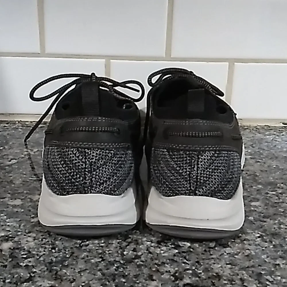 Dockers Men's Gray-Knit Leather Lightweight Shoes. Size 9